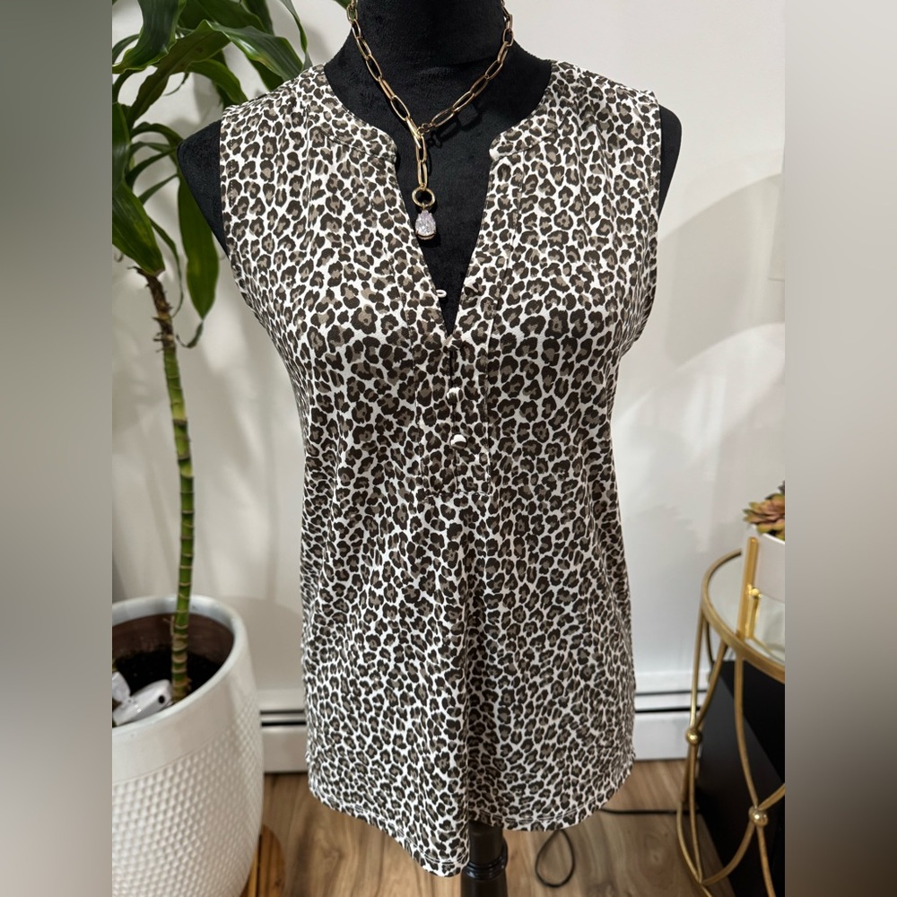 Black and White Sleeveless Fitted Blouse
